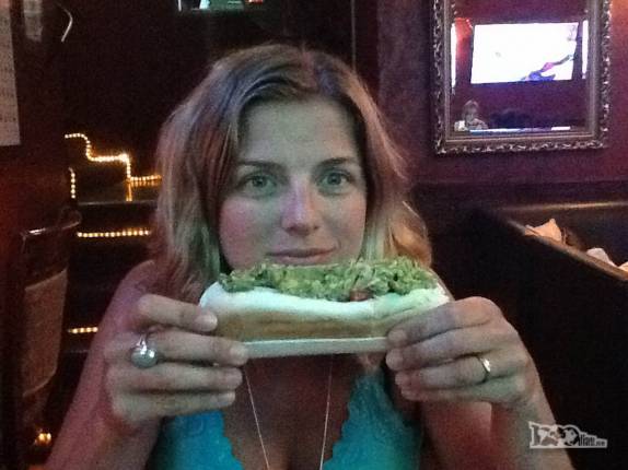 Cachorro quente com bastante palta (abacate) na nossa últimanoite no Chile, na cidade de Los Andes, já bem próximos da fronteira com a Argentina